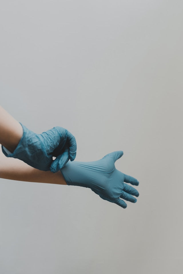 Disposable Vinyl vs Nitrile Gloves: How to Choose for Cleaning and Everyday Tasks