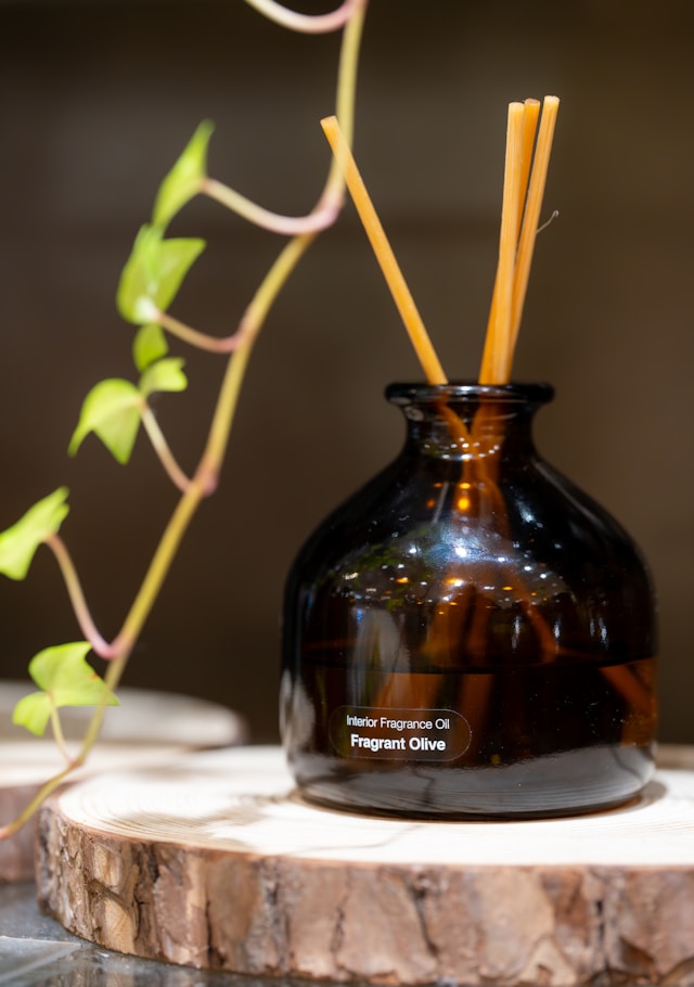 Room Sprays vs Reed Diffusers: Comparing Instant Fragrance and Continuous Scent