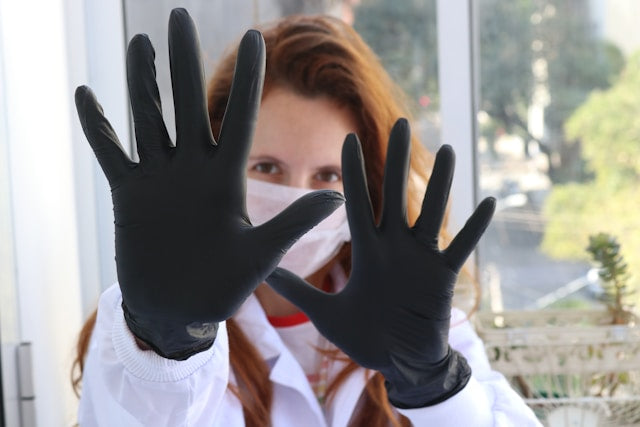 Latex-Free Gloves Explained: What Shoppers Should Know About Vinyl and Nitrile Labels