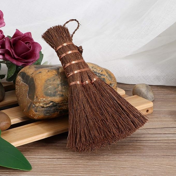 Mini Palm Broom Whisk Sweeping Hand Handle Broom, Mini Metal Brush, Handcrafted Bristle Hand Broom, Desk Washing Brush Computer Keyboard Desktop Car Table Tea Cup Duster Decoration