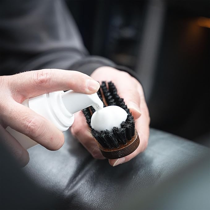 Geist. Leather & Upholstery Cleaning Brush Medium | To clean car seats, leather sofas, and alcantara | For car interiors, furniture, boots, shoes, bags and more