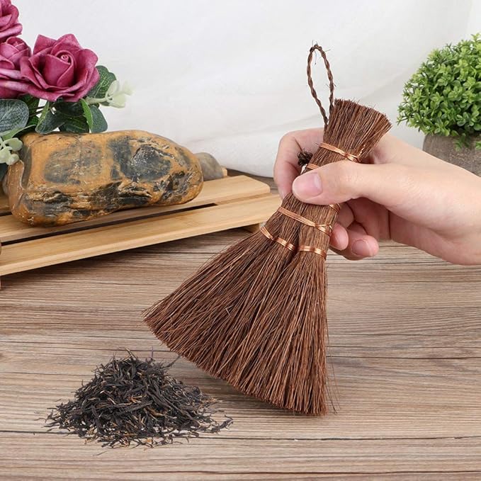 Mini Palm Broom Whisk Sweeping Hand Handle Broom, Mini Metal Brush, Handcrafted Bristle Hand Broom, Desk Washing Brush Computer Keyboard Desktop Car Table Tea Cup Duster Decoration