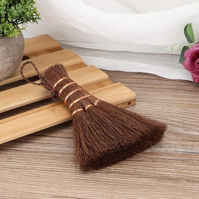 Mini Palm Broom Whisk Sweeping Hand Handle Broom, Mini Metal Brush, Handcrafted Bristle Hand Broom, Desk Washing Brush Computer Keyboard Desktop Car Table Tea Cup Duster Decoration