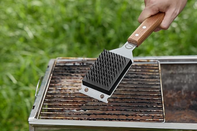 Strong BBQ Grill Brush and Scraper – Heavy-Duty Grill Cleaner with Long Wooden Handle & Replaceable Stainless Steel Bristles – Fast Deep Cleaning, Safe for All Grills – No-Scratch Outdoor Grill Brush