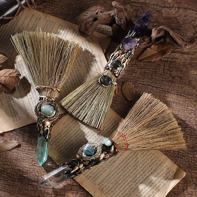 Witch Broom Green Crystal - Witch Wiccan Altar Broom Witchcraft Witches Pagan Altar Decor Natural Reiki Energy Wand Stone Ritual Magic Ceremonial for Meditation Therapy Halloween Decorations